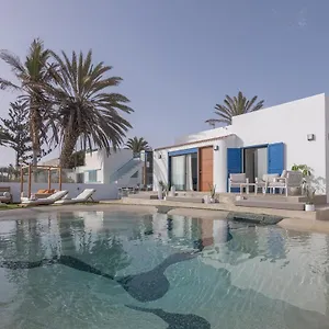 https://villa-eden-corralejo-bay-beachfront-pool-bbq-wifi-by.in-canary-islands.com
